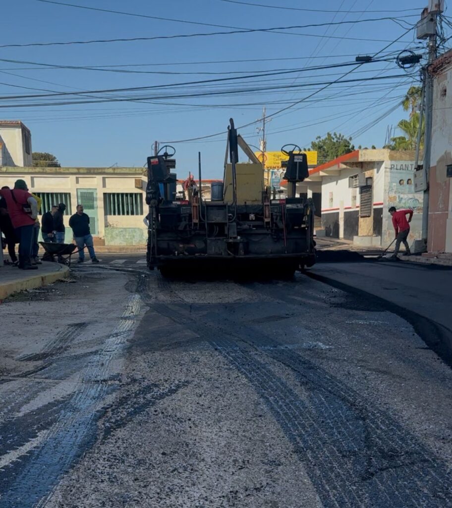 Alcaldía culminó la colocación de mil toneladas de asfalto en el sector ...