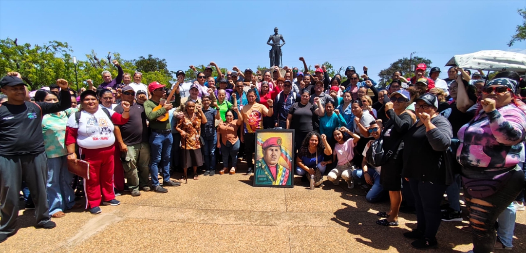 Acto en la plaza Bolívar de Los Puertos de Altagracia por la siembra de Hugo Chávez.